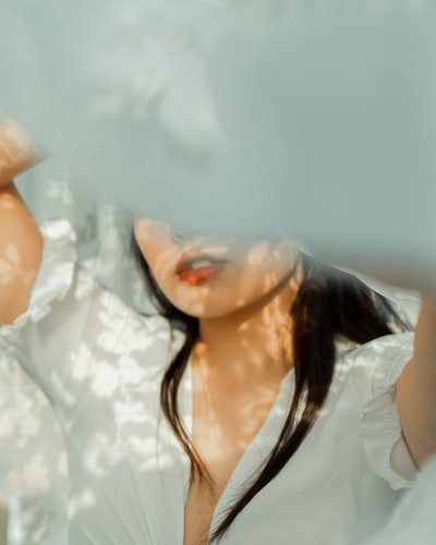 女人穿着白色衬衫和白色的面纱

